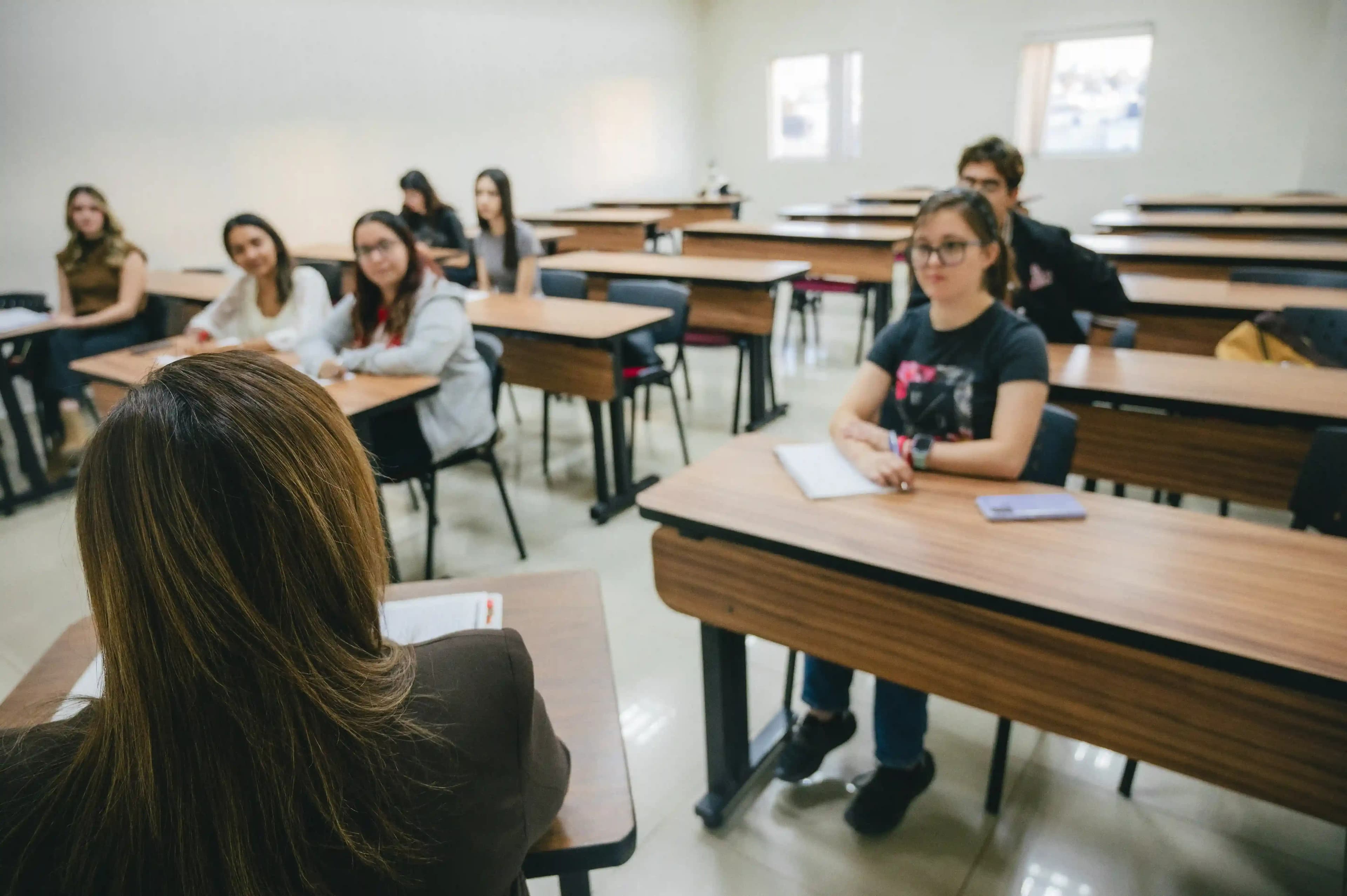 Ilustración para: Docentes expertos a tu alcance, estés donde estés